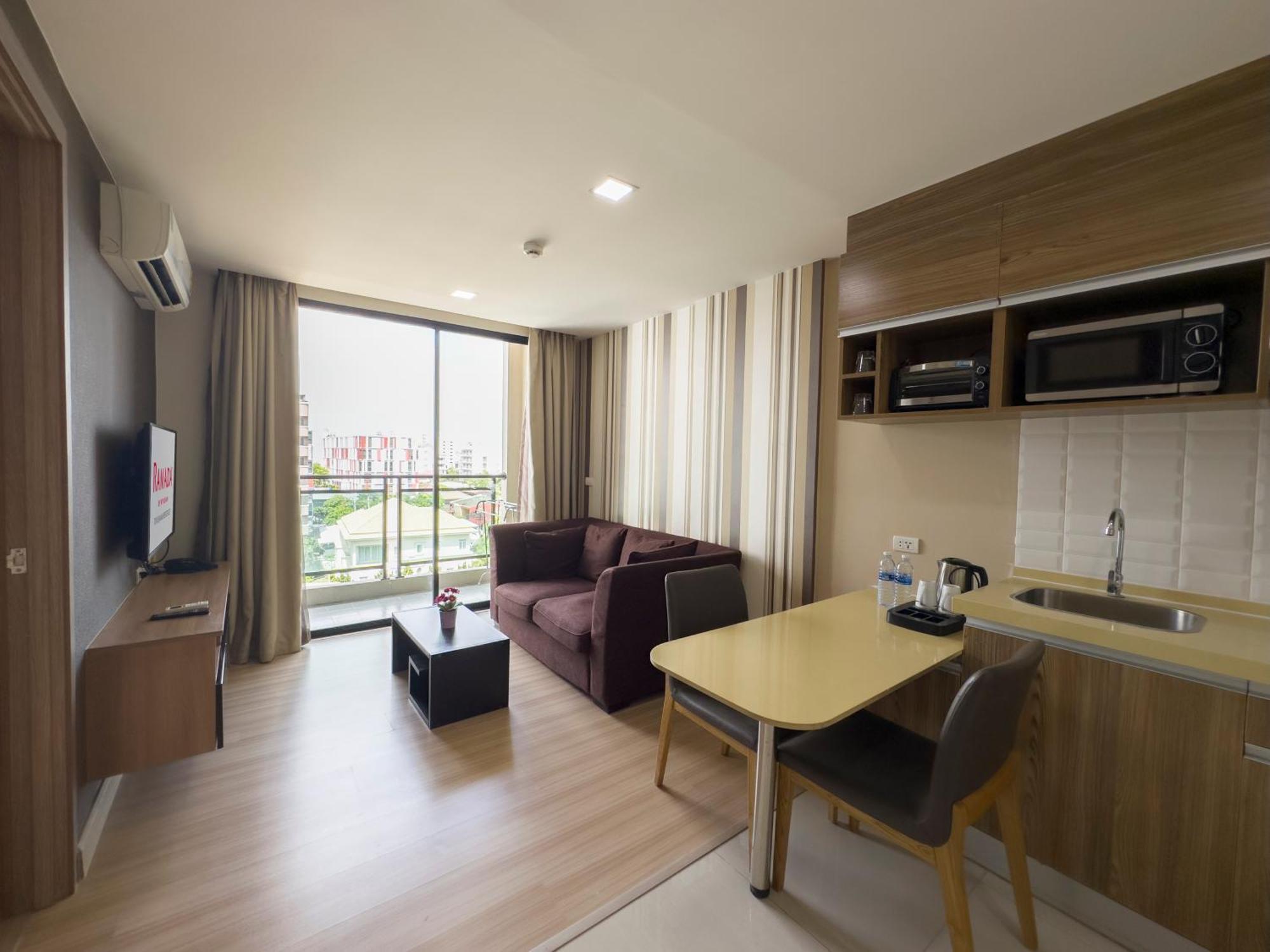 Ramada By Wyndham Bangkok Ten Ekamai Residences エクステリア 写真